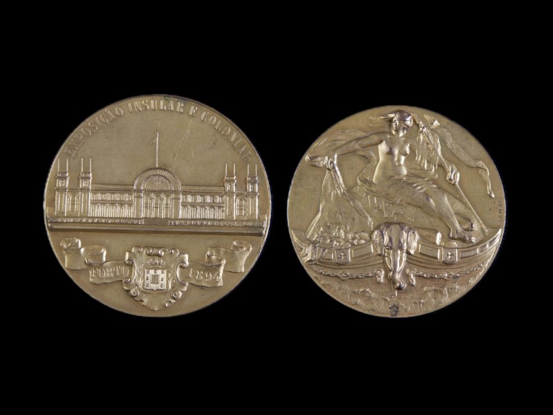 MEDALHA COMEMORATIVA DA EXPOSIÇÃO INSULAR E COLONIAL EM COBRE DOURADO