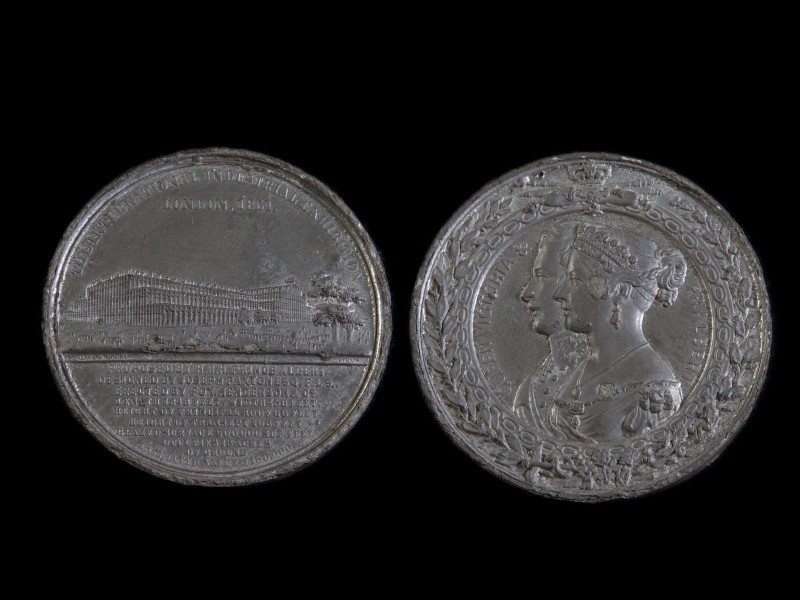 MEDALHA EM HOMENAGEM À RAINHA VITÓRIA E AO PRÍNCIPE ALBERTO – EM ESTANHO