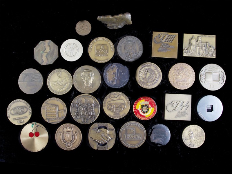 COLECÇÃO DE VINTE E OITO MEDALHAS