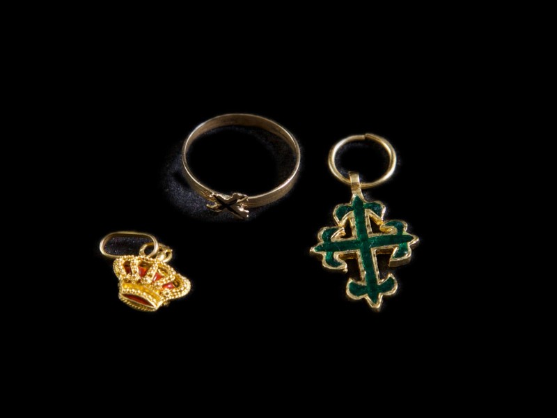 DOIS PENDENTES E UM ANEL EM OURO “MINIATURAS”