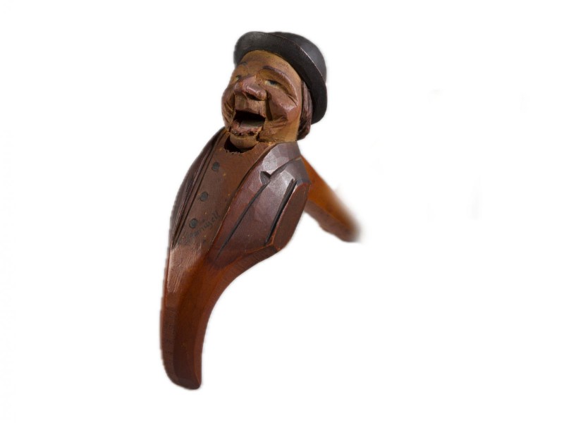 QUEBRA-NOZES DE MÃO EM FORMA DE “FIGURA MASCULINA”