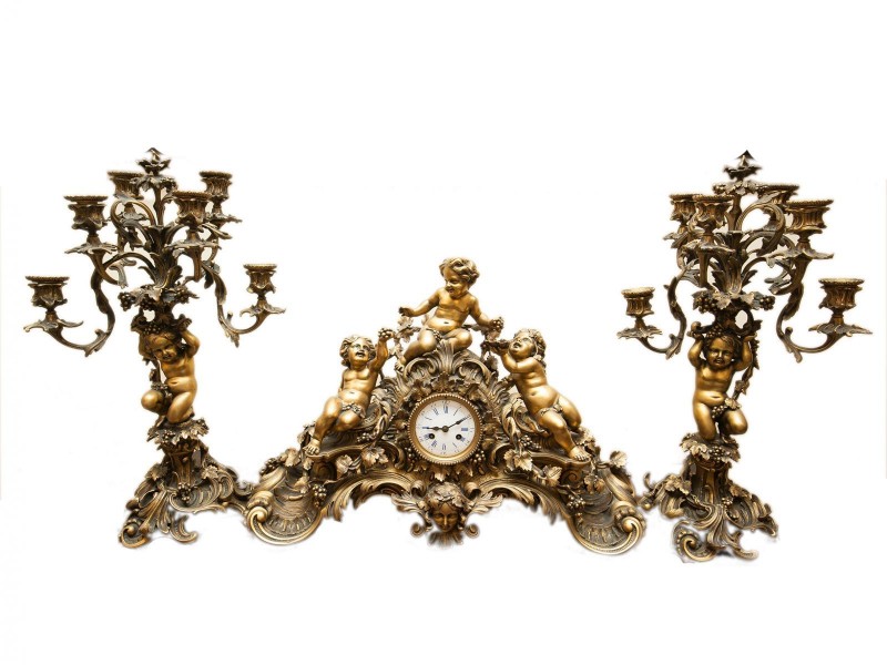 IMPONENTE GUARNITURE ● RELÓGIO DE LAREIRA E PAR DE CANDELABROS DE SEIS VELAS CADA