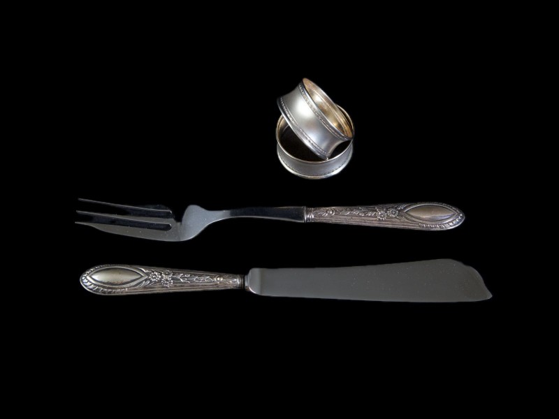 TRINCHANTE DE BOLO E PAR DE ARGOLAS DE GUARDANAPO